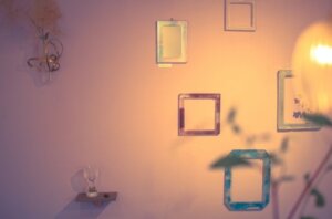 風水で玄関の正面に鏡がある場合の対策は 形や向き 位置はどうすればいいの つぶやきブログ